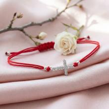 Гривна с червен конец и сребърен елемент кръст с цирконий