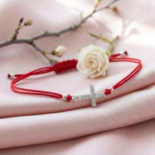 Гривна с червен конец и сребърен елемент кръст с цирконий