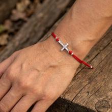 Гривна с червен конец и сребърен елемент кръст с цирконий