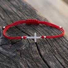 Гривна с червен конец и сребърен елемент кръст с цирконий