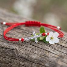 Гривна с червен конец и сребърен елемент кръст с цирконий