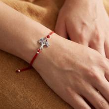 Гривна с червен конец и сребърен елемент Дървото на живота