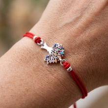 Гривна с червен конец и сребърен елемент Дървото на живота
