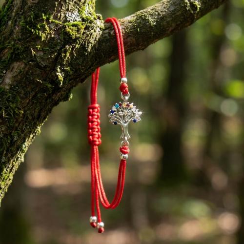 Гривна с червен конец и сребърен елемент ангелско крило BT28