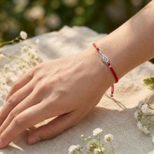 Гривна с червен конец и сребърен елемент ангелско крило BT28