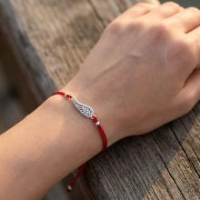 Гривна с червен конец и сребърен елемент ангелско крило BT28