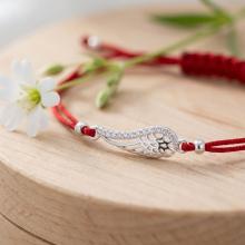 Гривна с червен конец и сребърен елемент ангелско крило BT28