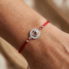 Гривна с червен конец и сребърен елемент сърце с циркони BT29