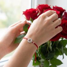 Гривна с червен конец и сребърен елемент сърце с циркони BT29