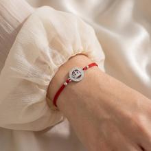 Гривна с червен конец и сребърен елемент коронка с циркони