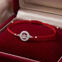 Гривна с червен конец и сребърен елемент коронка с циркони