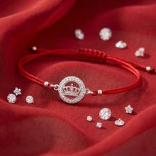 Гривна с червен конец и сребърен елемент коронка с циркони