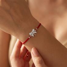 Гривна с червен конец и сребърен елемент пеперуда с циркони BT34 Гривна с червен конец и сребърен елемент пеперуда с циркони BT34