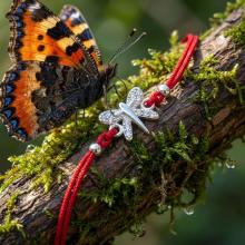 Гривна с червен конец и сребърен елемент пеперуда с циркони BT34 Гривна с червен конец и сребърен елемент пеперуда с циркони BT34