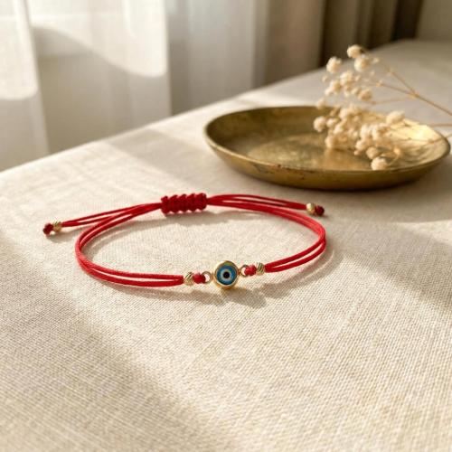 Гривна с червен конец и златен елемент синьо око BT41