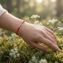 Гривна с червен конец и златен елемент синьо око BT41