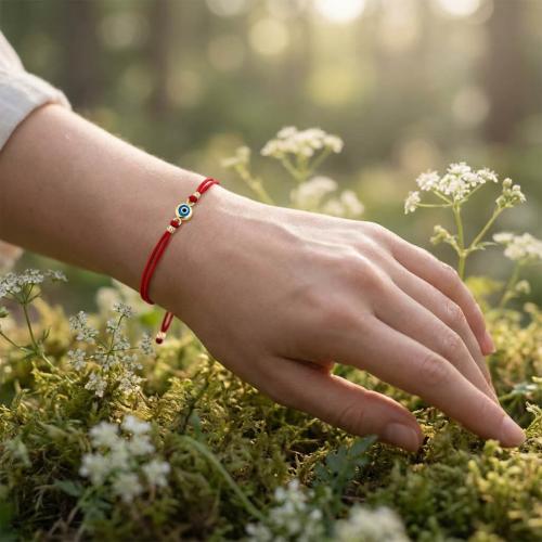 Гривна с червен конец и златен елемент синьо око BT41