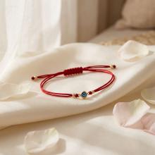 Гривна с червен конец и златен елемент синьо око BT41