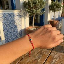 Гривна с червен конец и златен елемент синьо око BT41