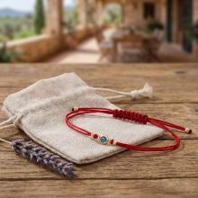 Гривна с червен конец и златен елемент синьо око BT41