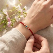 Гривна с червен конец и златен елемент синьо око BT41