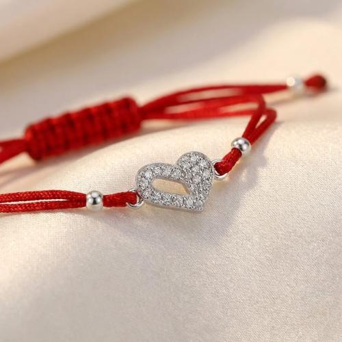 Гривна с червен конец и сребърен елемент сърце с цирконий BT47 Гривна с червен конец и сребърен елемент сърце с цирконий BT47