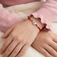 Гривна с червен конец и сребърен елемент сърце с цирконий BT47 Гривна с червен конец и сребърен елемент сърце с цирконий BT47