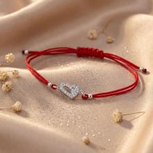 Гривна с червен конец и сребърен елемент сърце с цирконий BT47 Гривна с червен конец и сребърен елемент сърце с цирконий BT47