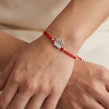 Гривна с червен конец и сребърен елемент корона с бели циркони