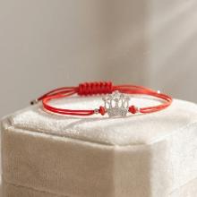 Гривна с червен конец и сребърен елемент корона с бели циркони