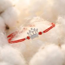 Гривна с червен конец и сребърен елемент корона с бели циркони