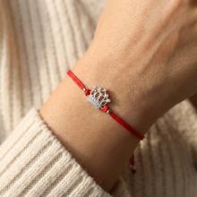 Гривна с червен конец и сребърен елемент корона с бели циркони