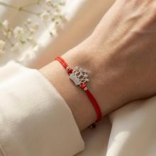 Гривна с червен конец и сребърен елемент корона с бели циркони