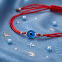 Гривна с червен конец и сребърен елемент синьо око BT95S Гривна с червен конец и сребърен елемент синьо око BT95S