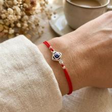 Гривна с червен конец и сребърен елемент синьо око BT96S