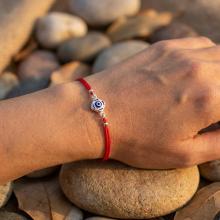 Гривна с червен конец и сребърен елемент синьо око BT96S