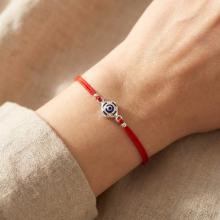 Гривна с червен конец и сребърен елемент синьо око BT96S