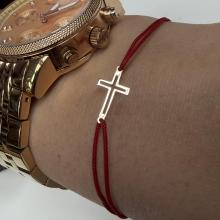 Гривна с червен конец и 14 карата златен елемент кръст Гривна с червен конец и 14 карата златен елемент кръст