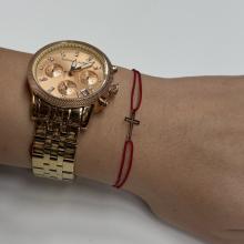 Гривна с червен конец и 14 карата златен елемент кръст Гривна с червен конец и 14 карата златен елемент кръст