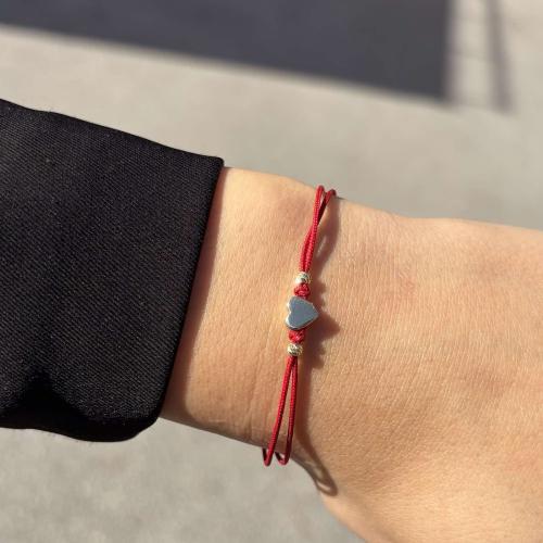 Гривна с червен конец и 14 карата златен елемент сърце