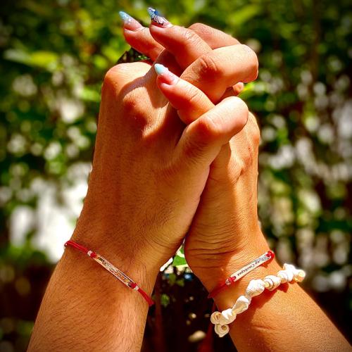 Гривна с червен конец и 14 карата златен елемент плочка с гравирано име