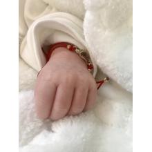 Гривна с червен конец и 14 карата златен елемент бебешка стъпка с име