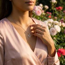 Златна висулка с диамант-0.07ct