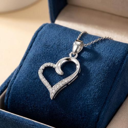 Златна висулка с диамант-0.07ct