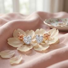 Златни обеци с Любов с диаманти