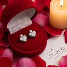 Златни обеци с Любов с диаманти
