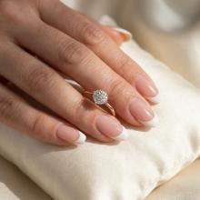 Диамантен годежен пръстен