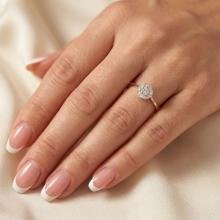 Диамантен годежен пръстен