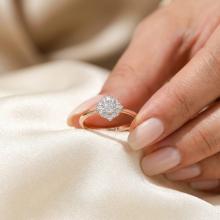 Диамантен годежен пръстен