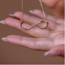 Златно колие безкрайност с циркони